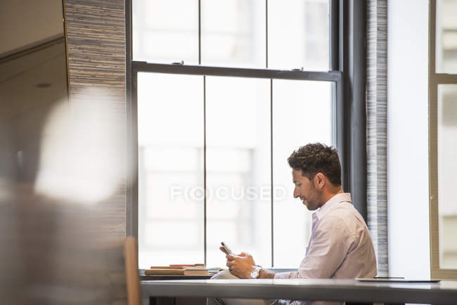 Человек проверяет свой смартфон . — стоковое фото