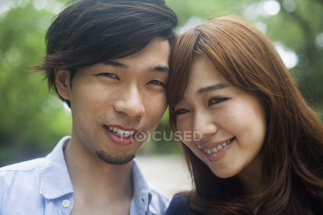 Uomo e donna in un parco di Kyoto — Foto stock