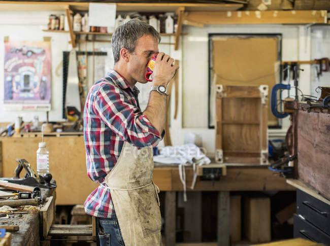 Restaurateur de meubles anciens dans son atelier — Photo de stock