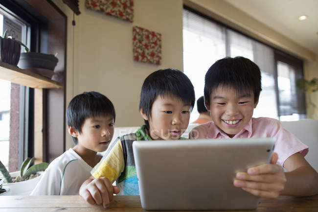 Мальчики смотрят на цифровой планшет — стоковое фото