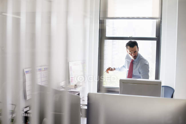 Man looking at a computer screen. — Stock Photo