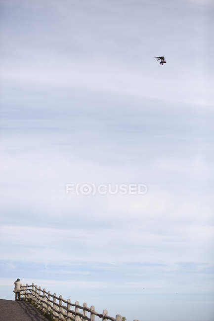 Mann blickt zu einem Ultraleichtflugzeug auf — Stockfoto