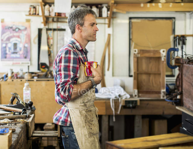 Restaurateur de meubles anciens dans son atelier — Photo de stock