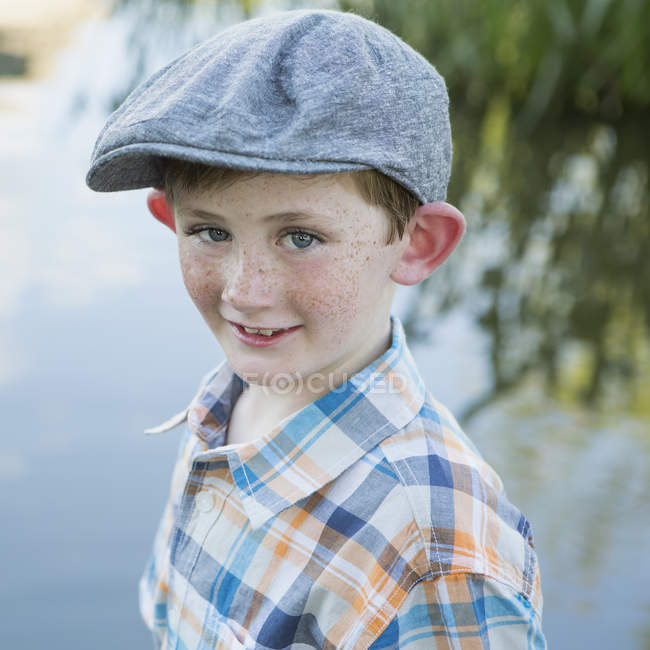 Jeune garçon debout sur une rive . — Photo de stock