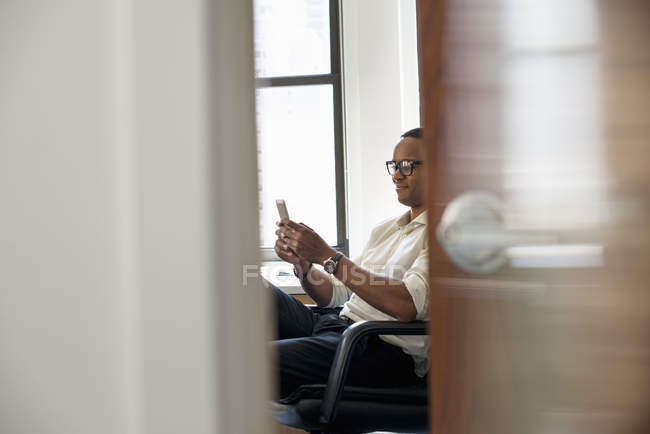 Человек, сидящий в офисе — стоковое фото