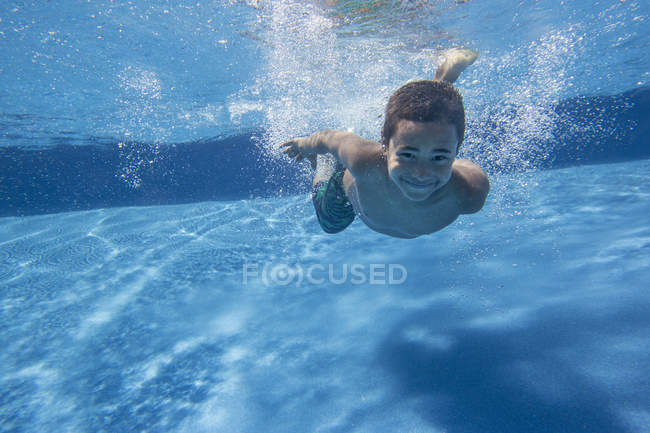 Niño nadando bajo el agua - foto de stock