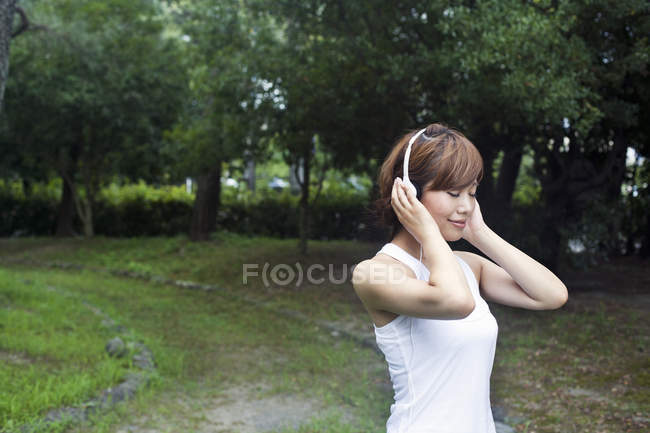 Mulher usando fones de ouvido — Fotografia de Stock