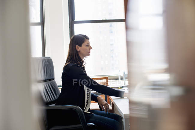 Жінка працює в офісі — стокове фото
