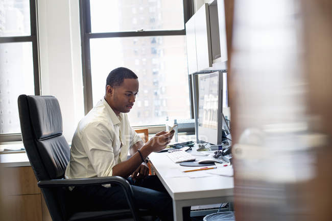 Mann sitzt in einem Büro — Stockfoto