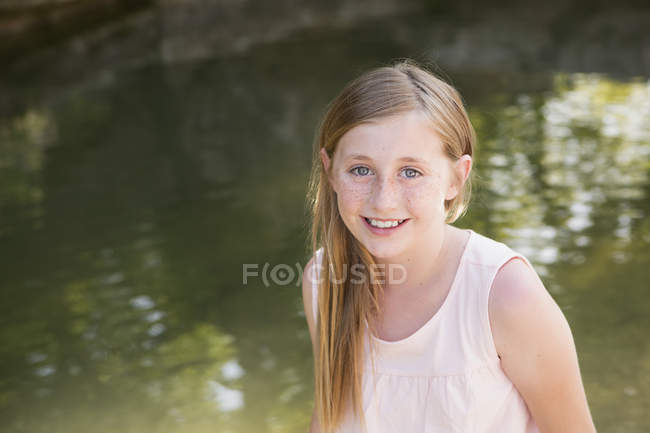 Jeune fille par un ruisseau . — Photo de stock