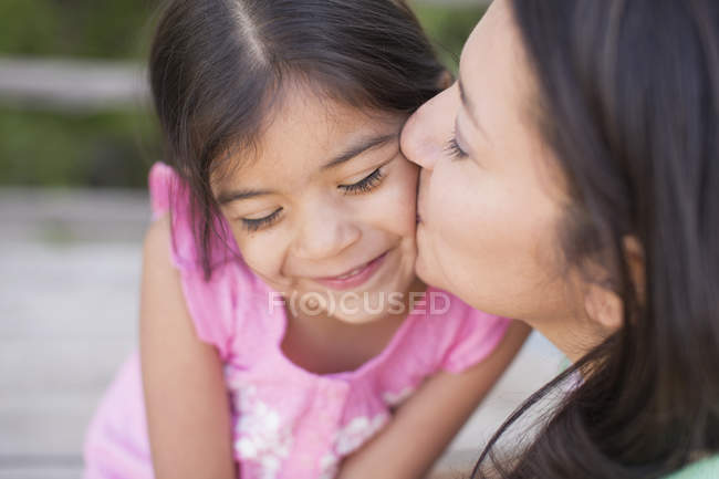 Mutter küsst ihre Tochter — Stockfoto