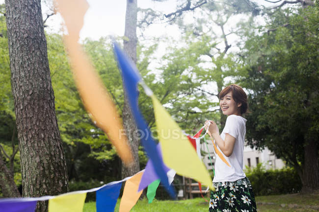 Mujer en un parque de Kyoto - foto de stock