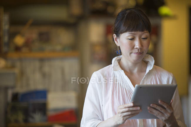 Woman holding digital tablet in cafe. — Stock Photo