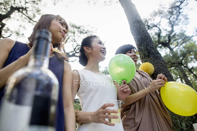 Друзья на вечеринке на открытом воздухе в лесу — стоковое фото