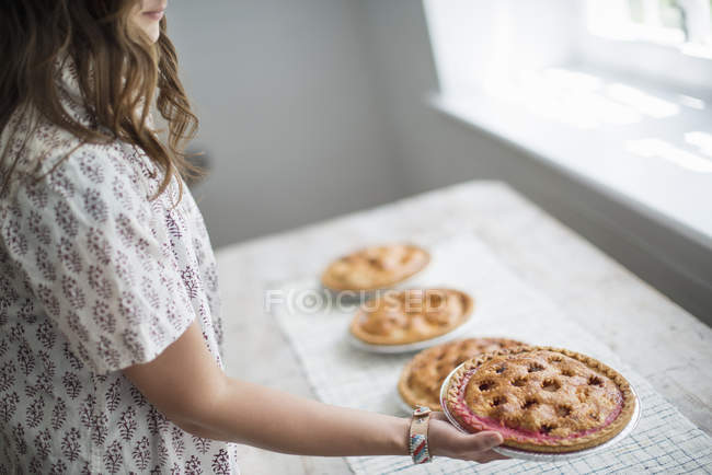 Frau trägt Essen an einen Tisch — Stockfoto