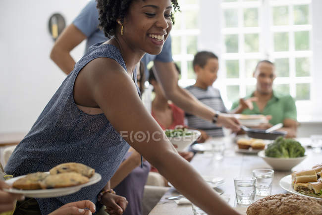 Famiglia che condivide un pasto . — Foto stock