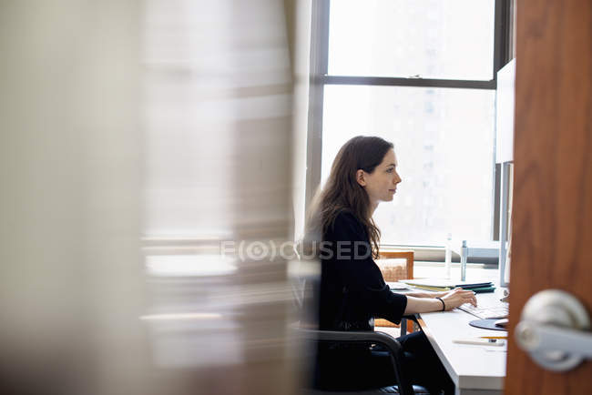 Жінка працює в офісі — стокове фото