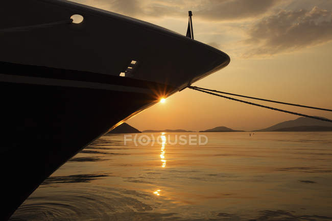 Puesta de sol sobre el mar Mediterráneo - foto de stock