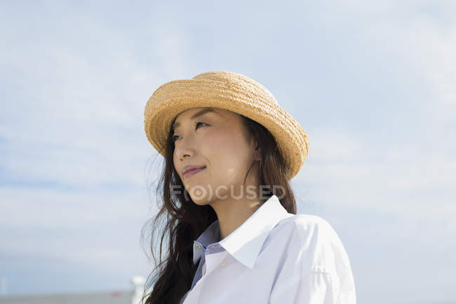 Femme en chapeau de paille — Photo de stock