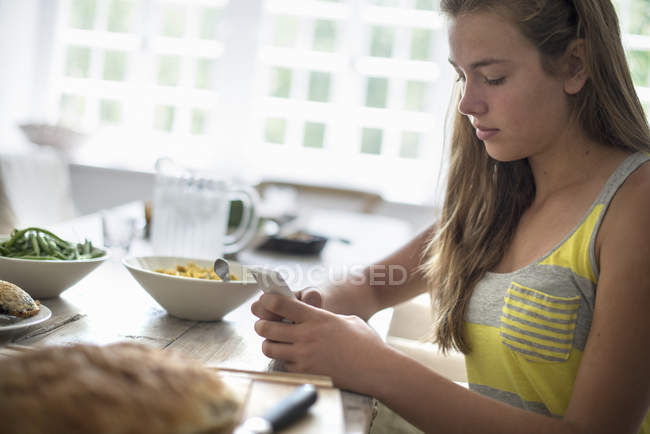 Mädchen checkt ihr Smartphone — Stockfoto