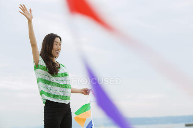 Женщины с бумажными флагами — стоковое фото