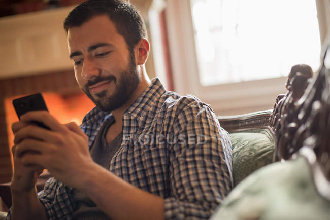 Mann checkt sein Handy — Stockfoto
