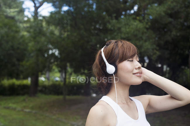 Femme portant des écouteurs — Photo de stock
