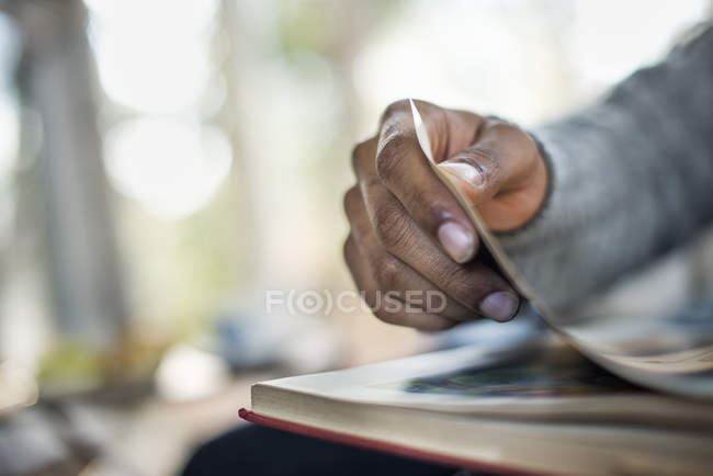 Mans mano hojeando las páginas - foto de stock