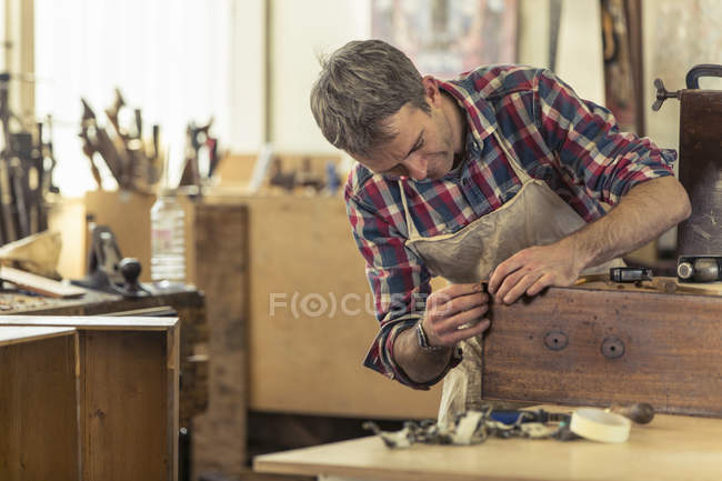 Restaurador de muebles antiguos trabajando - foto de stock
