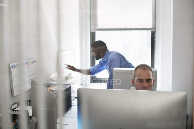 Hommes travaillant au bureau — Photo de stock