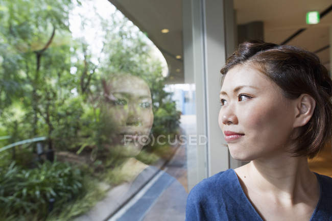 Woman on a walkway in shopping complex — Stock Photo