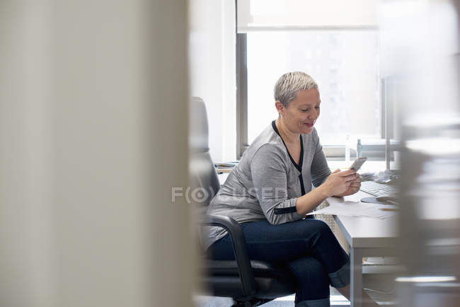 Frau arbeitet allein im Büro. — Stockfoto