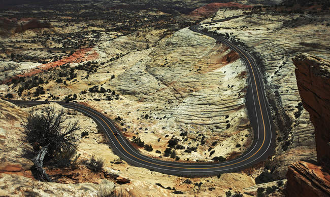 Serpentinenstraße durch die Wüste Utah — Stockfoto