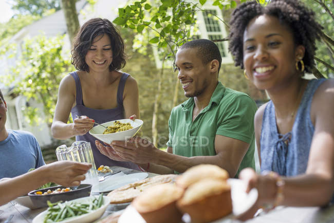 Comer en familia en un jardín - foto de stock