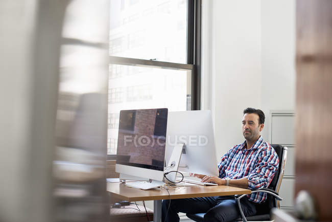 Чоловік працює в офісі — стокове фото