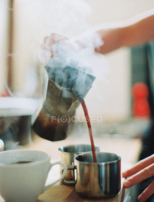 Persona in possesso di un percolatore di caffè — Foto stock