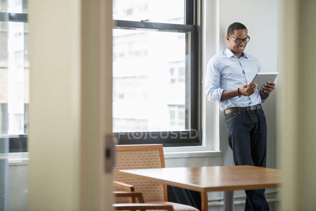 Uomo d'affari che utilizza un tablet digitale — Foto stock