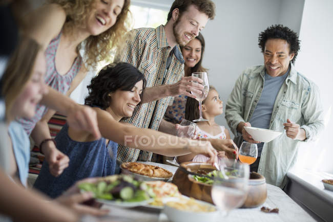 Adultos e crianças em volta de uma mesa — Fotografia de Stock