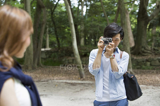 Hombre y mujer en el parque Kyoto - foto de stock