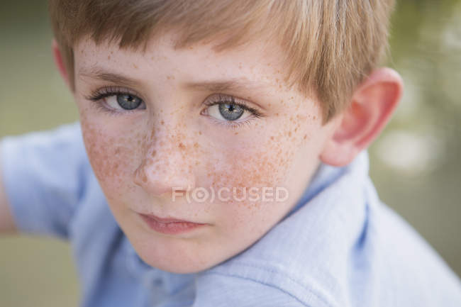 Хлопчик з веснянками на обличчі . — стокове фото