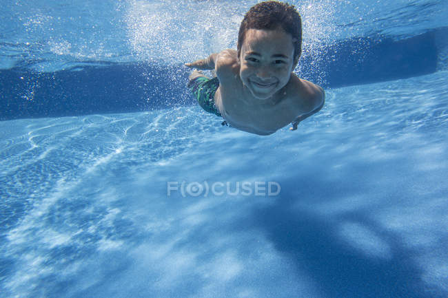 Ragazzo nuotare sott'acqua — Foto stock