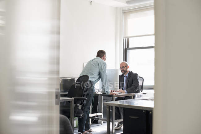 Menschen reden am Schreibtisch miteinander. — Stockfoto
