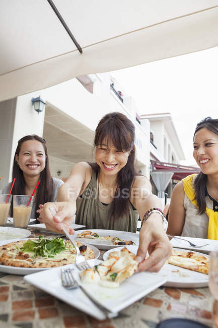 Женщины наслаждаются едой — стоковое фото