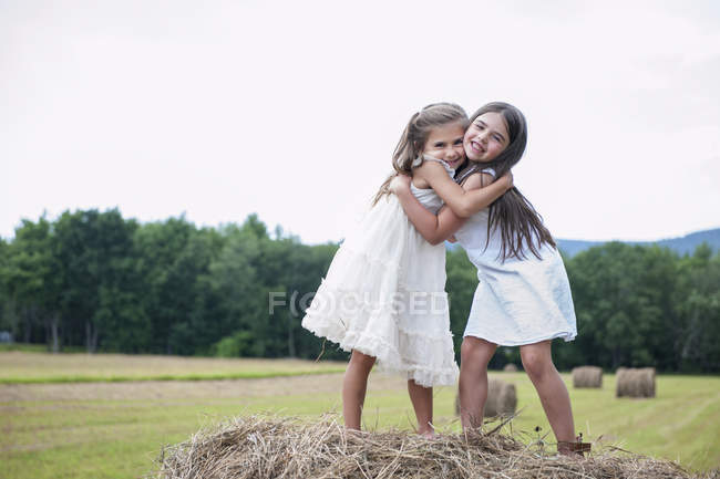 Две девушки играют на поле — стоковое фото