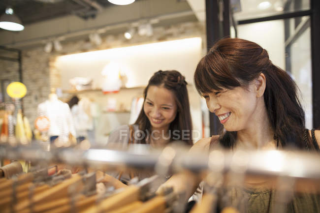 Mother and daughter looking at clothing — Stock Photo