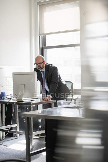Homem trabalhando sozinho em um escritório . — Fotografia de Stock