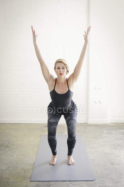 Femme faisant du yoga — Photo de stock