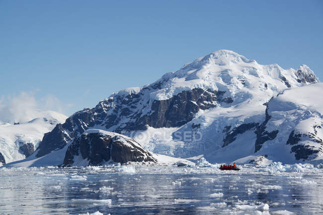Grupo de pessoas em um barco de borracha na Antártida . — Fotografia de Stock