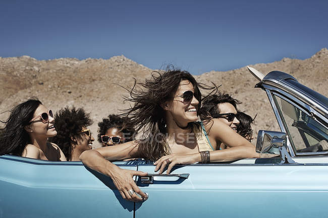 Amis dans une cabriolet bleu pâle — Photo de stock