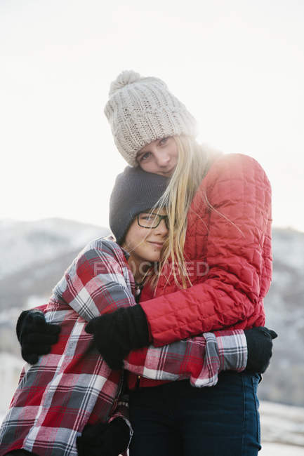 Hermano y hermana abrazándose - foto de stock